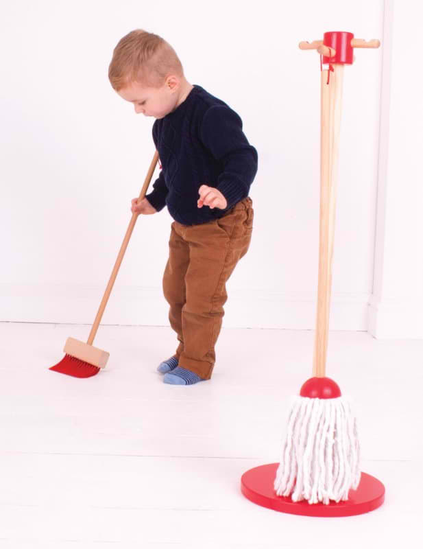 un petit garçon nettoie le sol avec des jouets de ménage en bois BJ693 