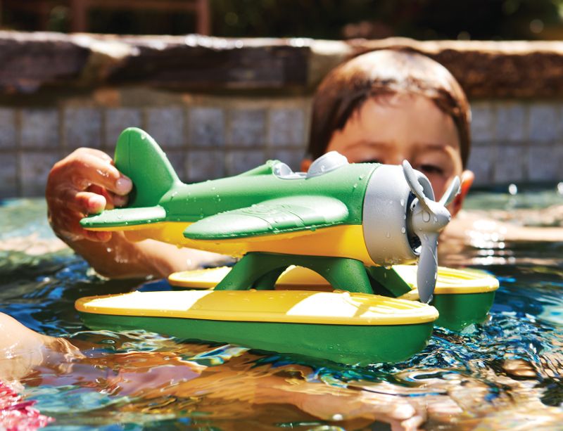 Cet hydravion est un jouet de bain en plastique 100% recyclé écologique de marque Green Toys