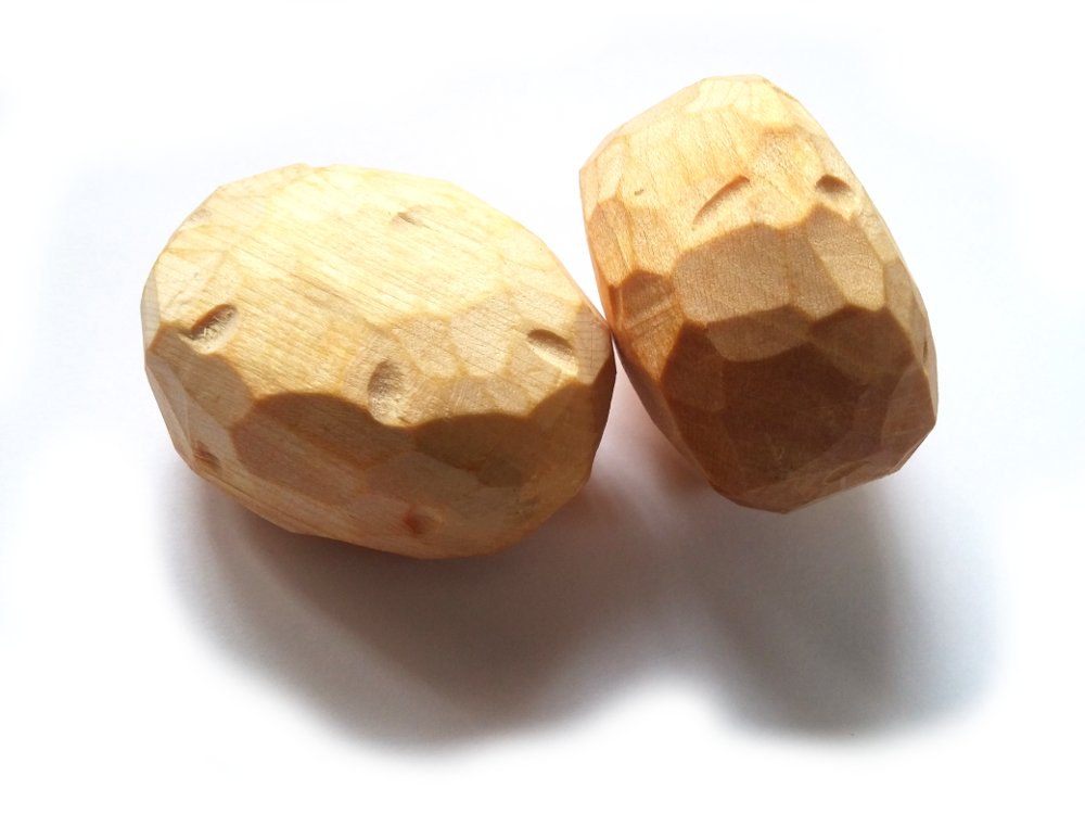 Pommes de terre de dînette ou marchande en bois. Jouet de dînette pour enfant