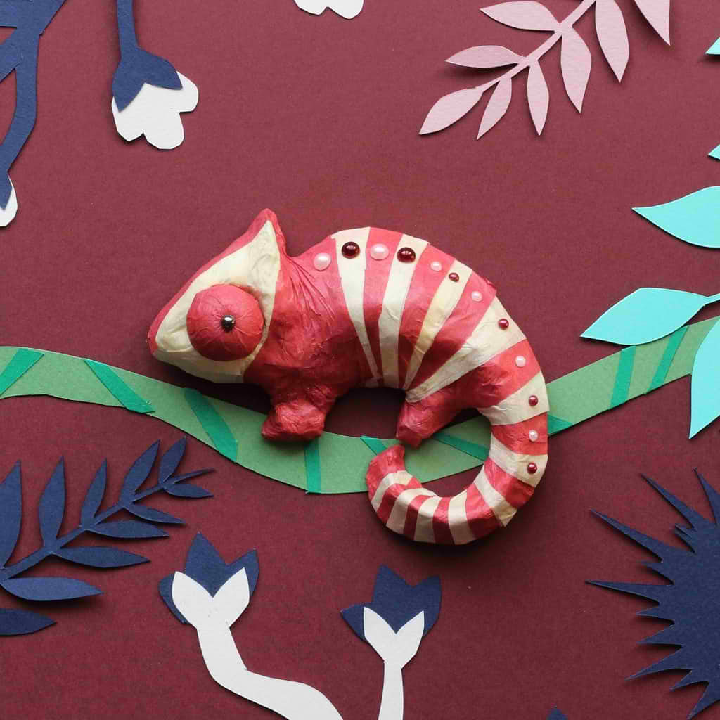 Caméléon décoratif à fabriquer en papier maché DIY pour enfant