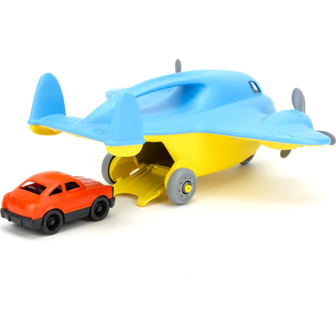 L'avion cargo Green Toys charge une voiture en plastique recyclé