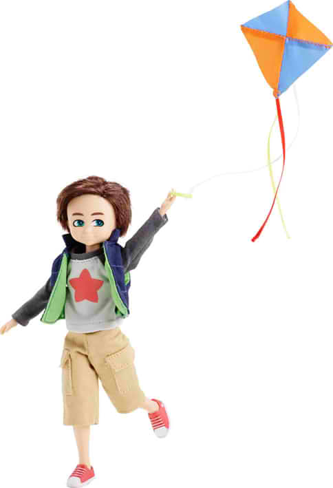 Finn, petit garçon et cerf volant, poupée Lottie anti-Barbie