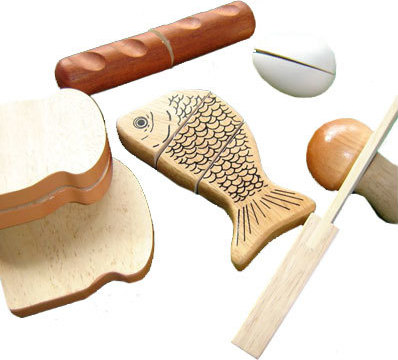 Pain, oeuf, saucisse, poisson et champignon à découper de dinette en bois